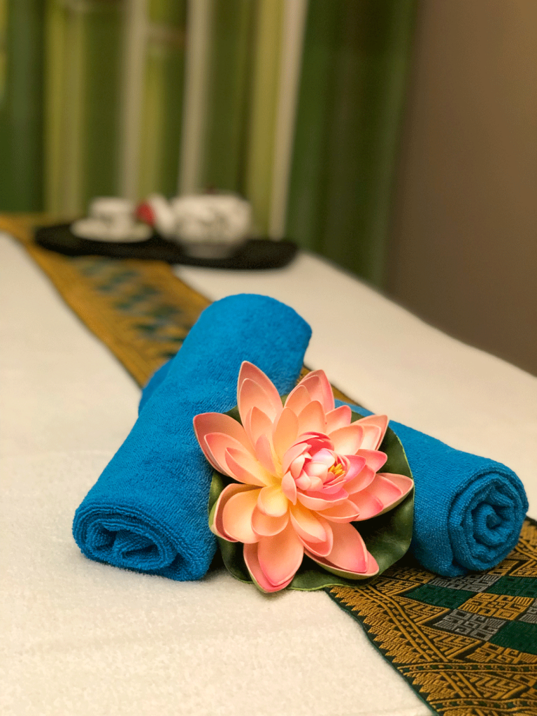 Table de massage avec serviettes